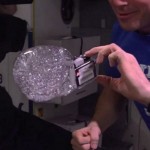 Espace : des astronautes placent une GoPro dans une bulle d&rsquo;eau (vidéo)