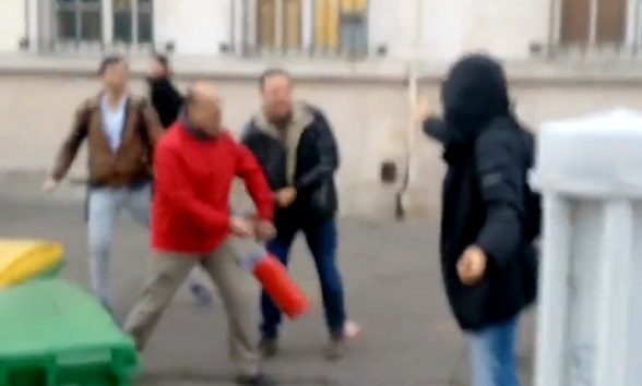Paris : un parent d’élève frappe un lycéen avec un extincteur (vidéo)