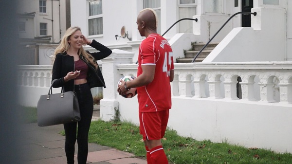 Il se déguise en Mario Balotelli pour draguer les filles dans la rue (vidéo)