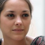 Marion Cotillard pose nue pour un magazine russe (photos)