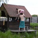 FAIL ! Un russe aide son pote à monter sur le toit d&rsquo;une cabane ! (vidéo)