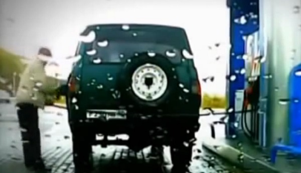 Comment faire quand le tuyau de la pompe à essence est trop court ? (vidéo)