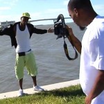 Un rappeur tombe à l&rsquo;eau lors d&rsquo;une séance photo (vidéo)