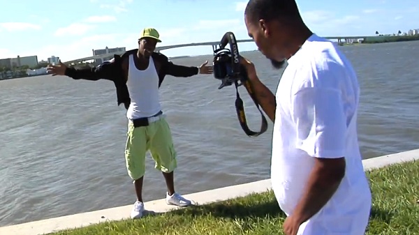 Un rappeur tombe à l’eau lors d’une séance photo (vidéo)
