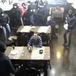 Il assiste sans bouger à un règlement de compte dans un bar (vidéo)