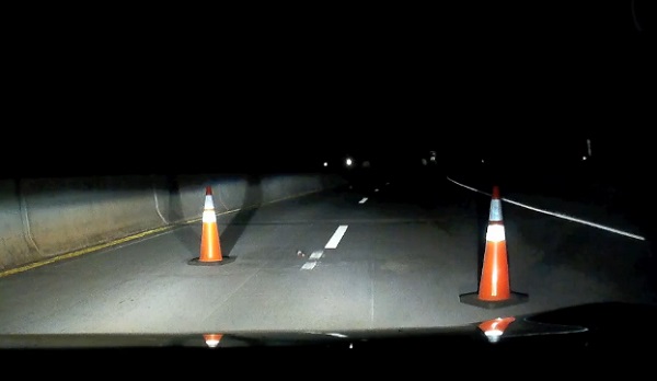 Cet automobiliste a peut-être échappé au pire ! (vidéo)