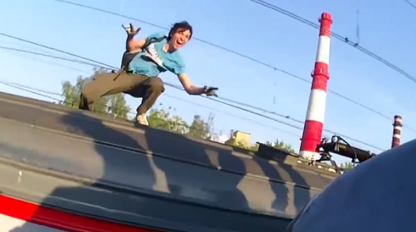 Train Surfing : ils passent d’un toit à un autre sur des trains en marche (vidéo)