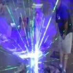 Ils combinent un feu de camp avec des lasers pour un effet magique (vidéo)