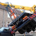 FAIL : Il détruit la maison du voisin en demandant sa copine en mariage (vidéo)