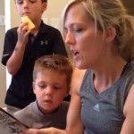 Une maman lit une histoire effrayante à son fils (vidéo)