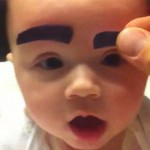 Un papa déguise son bébé pendant que sa femme est absente (vidéo)