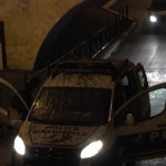 Déguisé en chouette, Rémi Gaillard chie sur une voiture de police (vidéo)
