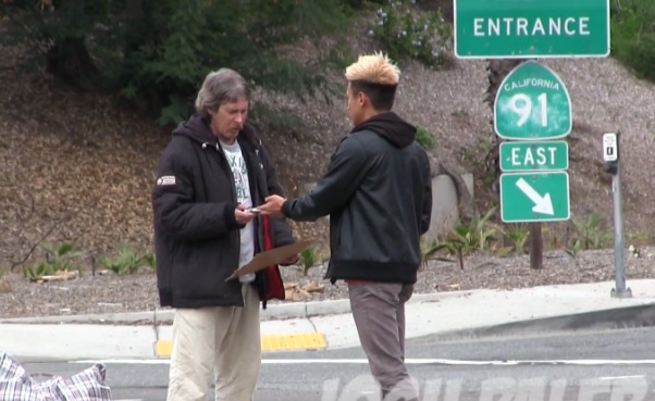 Regardez comment ce SDF dépense les 100$ qu&rsquo;un homme vient de lui donner (vidéo)