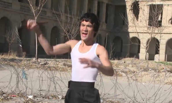 Découvrez le sosie afghan de Bruce Lee (vidéo)