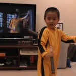 Ce mini Bruce Lee va vous en mettre plein la vue avec son nunchaku (vidéo)
