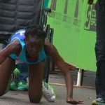Épuisée, elle finit son marathon à 4 pattes (vidéo)