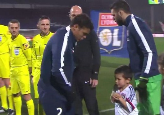 OL-PSG – Thiago Silva donne sa veste à un petit garçon frigorifié (vidéo)