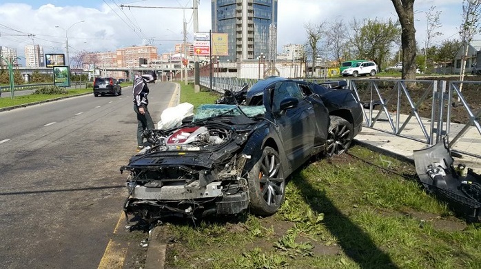 Choc : un footballeur russe se prend un poteau à plus de 170Km/h au volant de sa Nissan GT-R
