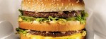 Elle mange un hamburger au cafard chez McDo