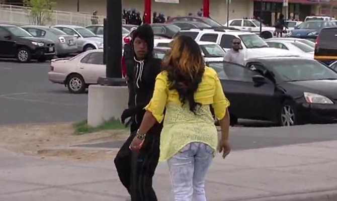 Émeutes à Baltimore : un jeune se fait frapper en direct par sa mère