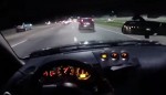 Un chauffard slalome à pleine vitesse entre les voitures sur l&rsquo;autoroute