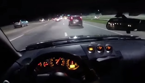 Un chauffard slalome à pleine vitesse entre les voitures sur l’autoroute