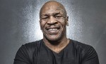 Mike Tyson met un coup de coude à un fan trop envahissant