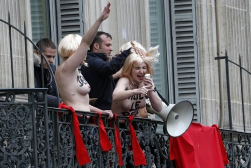 Choc : des Femen font le salut Nazi pendant le discours de Marine Le Pen