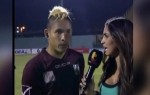 Un footballeur violemment frappé par derrière en pleine interview