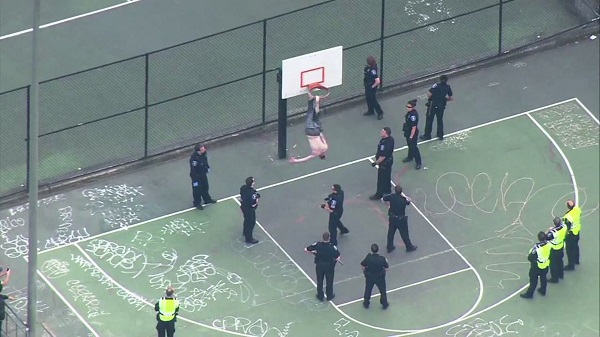 Des policiers libèrent un homme coincé dans un panier de basket