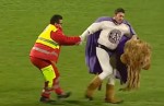 Une mascotte totalement ivre sur la pelouse
