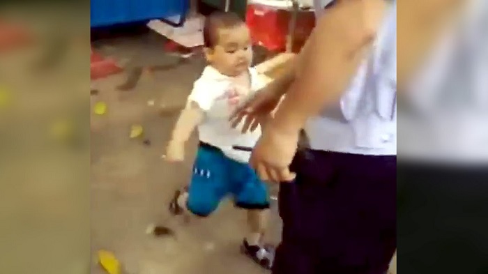 Chine : un enfant de 3 ans repousse la police pour défendre sa grand-mère