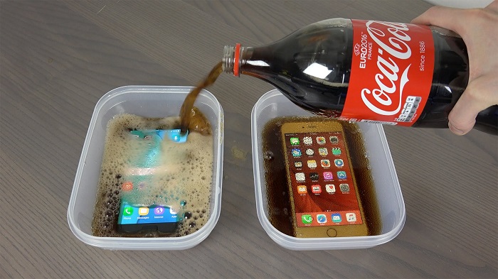 Un iPhone 6S Plus et un Samsung Galaxy S7 congelés dans du Coca !